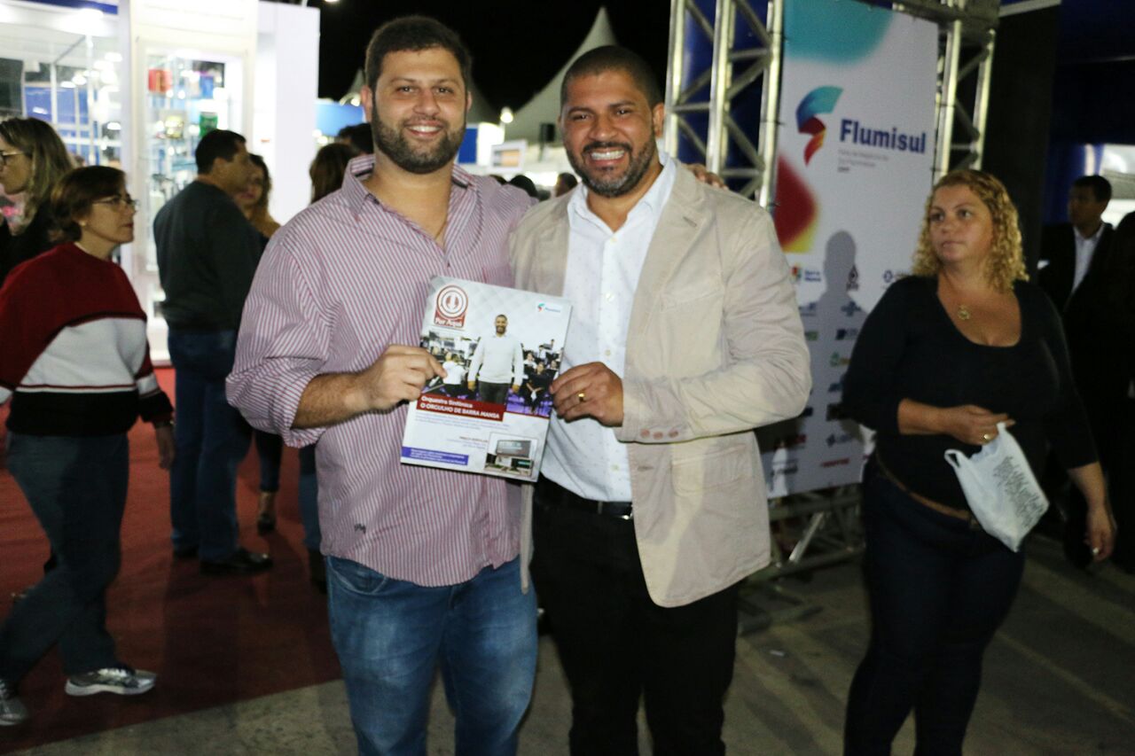 Empresários apresentam revista Por Aqui edição especial Flumisul