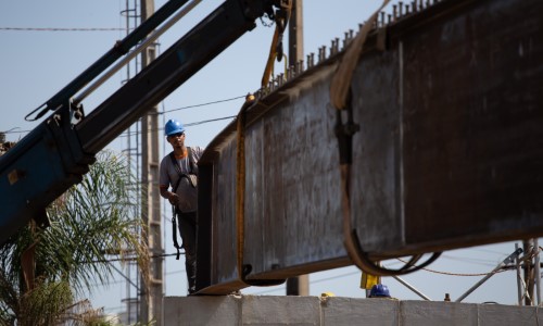 Construção da alça de acesso de viaduto, em Volta Redonda, avança com lançamento de novas vigas