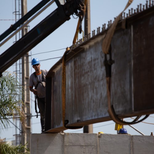 Construção da alça de acesso de viaduto, em Volta Redonda, avança com lançamento de novas vigas