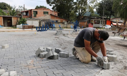 Obra de revitalização da Praça do Centro Comercial de Penedo passa dos 70% de andamento