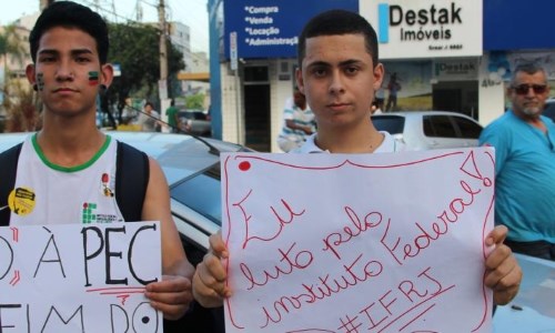 Estudantes da região fazem manifestação contra a PEC 241 em Volta Redonda