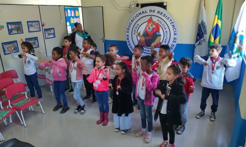 Prefeitura de Pinheiral entrega certificados aos alunos da Rede Municipal que participaram do PROERD