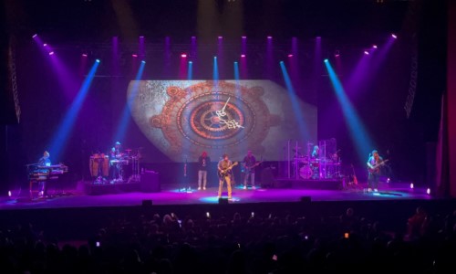 Jorge Vercillo faz show especial de Dia das Mães no Clube Comercial em Volta Redonda
