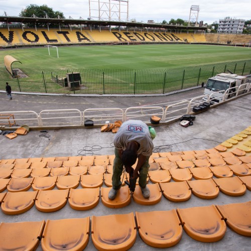 Estádio da Cidadania, em Volta Redonda, terá gramado renovado para jogo entre Portuguesa e Flamengo 
