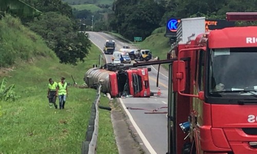 Caminhão com produto tóxico tomba na BR 393 e Defesa Civil de Barra do Piraí atua em ação preventiva