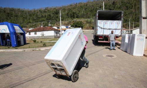 Famílias de Conjunto Habitacional de Areal ganham geladeiras eficientes