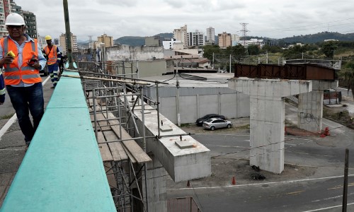 Construção da alça do Viaduto Heitor Leite Franco avança em Volta Redonda