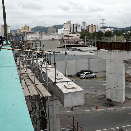 Construção da alça do Viaduto Heitor Leite Franco avança em Volta Redonda