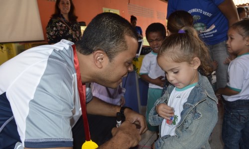 Visita de renomado treinador de vôlei a Piraí agita as crianças