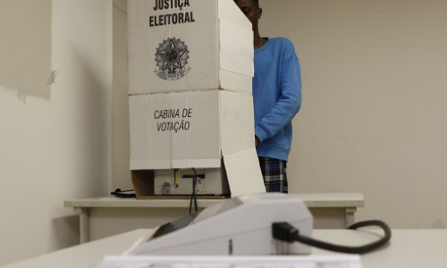 Pela primeira vez, todas as seções eleitorais do país abrem e fecham ao mesmo tempo