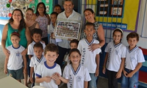 Alunos da Escola Benta Pereira, no distrito de Joaquim Leite, presenteiam o prefeito Bruno de Souza