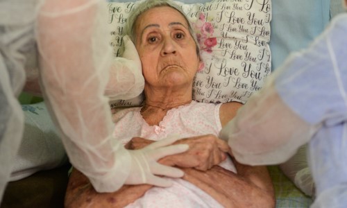 Barra Mansa segue vacinando pacientes acamados contra a Covid-19