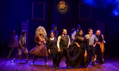 Espetáculo “Família Addams – Quase um Musical” marca a volta ao palco do Teatro Gacemss