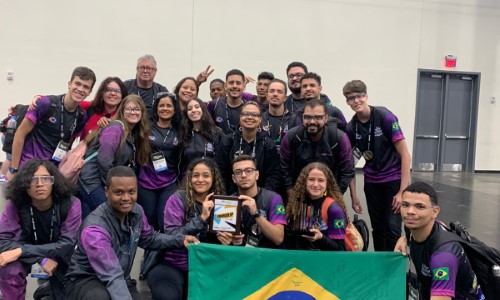 Alunos da Firjan SENAI Resende recebem prêmio em torneio mundial de robótica nos EUA