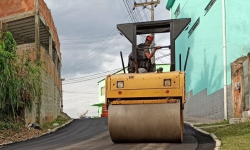 Itatiaia: Serviço de asfaltamento chega ao bairro Vila Maia