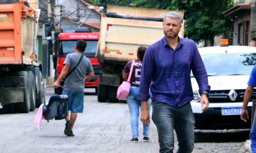 Prefeito de Barra Mansa fiscaliza reta final do asfaltamento no bairro Boa Sorte