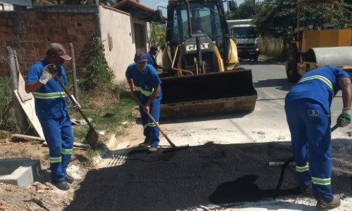 Prefeitura de Porto Real realiza operação tapa-buraco e recapeamento asfáltico no Freitas Soares