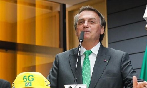 Jair Bolsonaro e ministro das Comunicações oficializam concessão do 5G