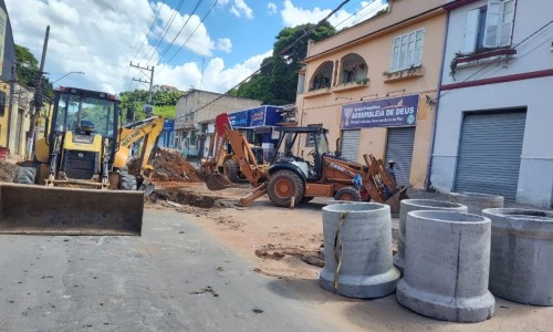 Serviços Públicos de Barra do Piraí trabalha na troca de redes de águas pluviais na rua João Batista