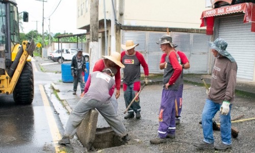 Prefeitura de Porto Real faz desentupimento em bueiros nas vias públicas