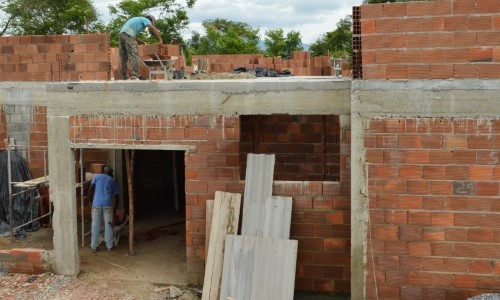 Equipes intensificam os serviços na construção da creche de Bulhões