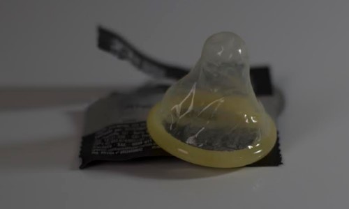 Dezembro Vermelho: Campanha em Itatiaia alerta para o uso de preservativos 