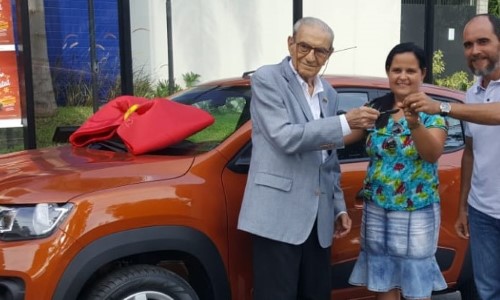 CDL de Barra Mansa entrega carro à ganhadora da campanha de Natal