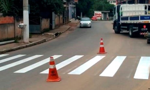 BM: Colônia recebe faixas de sinalizações de trânsito