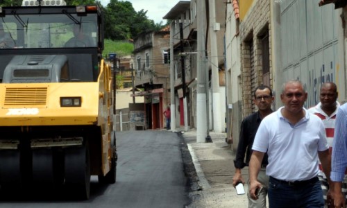 Prefeito de BM acompanha fase final de aplicação do asfalto no bairro Cotiara