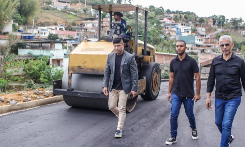 Prefeito de Barra do Piraí vistoria obras no Morro do Gama