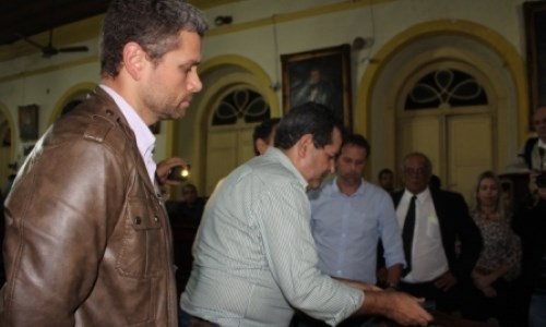 Câmara de Barra Mansa aprova comissão para investigar atos do prefeito Jonas Marins