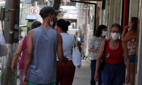 Após limpeza e desobstrução das vias por força-tarefa do Estado, comerciantes reabrem lojas em Petrópolis