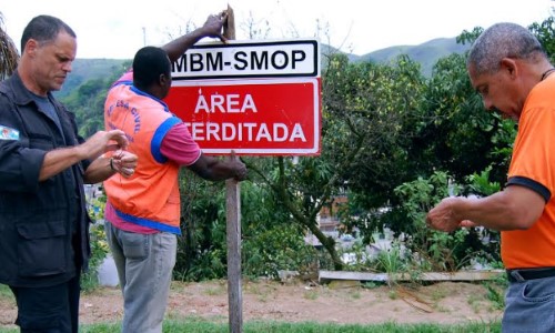 Defesa Civil de Barra Mansa interdita obra irregular