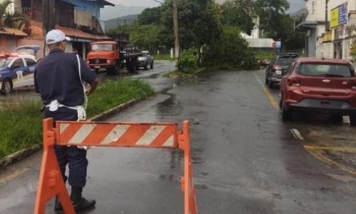 Prefeitura de Itatiaia reúne esforços para minimizar impacto das chuvas fortes 