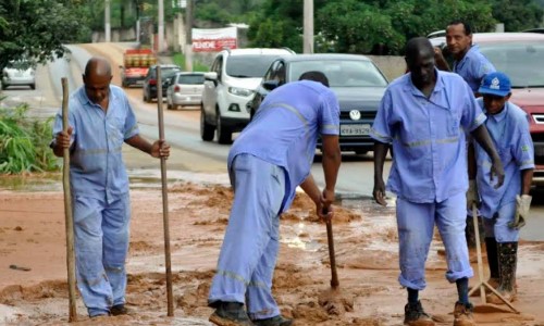 Após chuvas, prefeitura de BM realiza operação de limpeza de ruas 