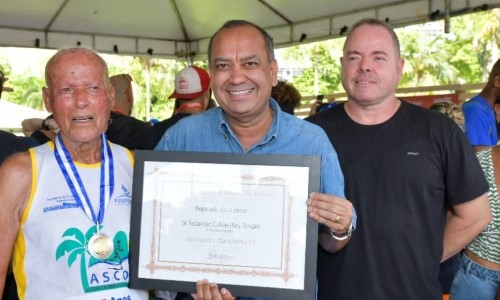 Maratonista de 92 anos recebe Medalha Tiradentes da Alerj na Corrida de São Sebastião