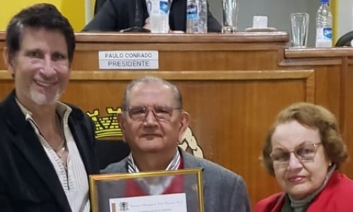 Moção de Aplausos é entregue ao Dr. Borges pelas mãos do vereador Paulo Conrado