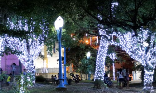 Prefeitura de Itatiaia instala decoração natalina em vários pontos da cidade   