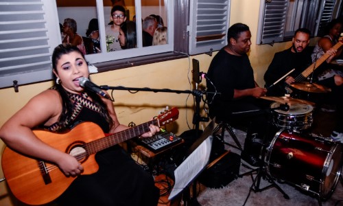 Banda Nossa Essência conquista público com identidade musical vibrante e dupla de vozes marcantes