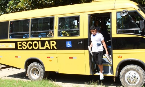  Prefeitura de Angra envia ônibus escolar para a Ilha Grande