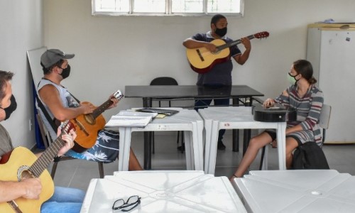 CRAS Novo Horizonte inicia oficinas de violão em Porto Real