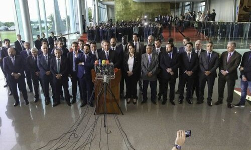 Bolsonaro faz breve pronunciamento e defende a democracia