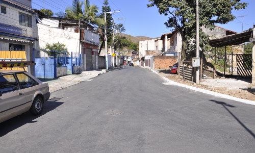 Prefeito de Pinheiral inaugura obra de drenagem e pavimentação em Três Poços