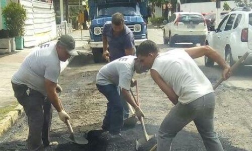 Prefeitura segue com serviço de manutenção das ruas de Penedo