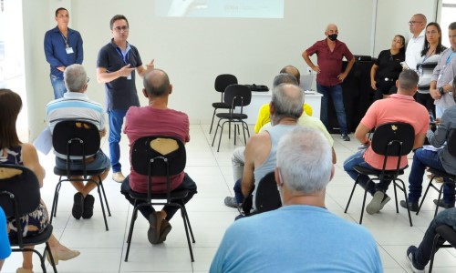 Prefeito de Pinheiral reúne taxistas para falar sobre aplicativo de transporte