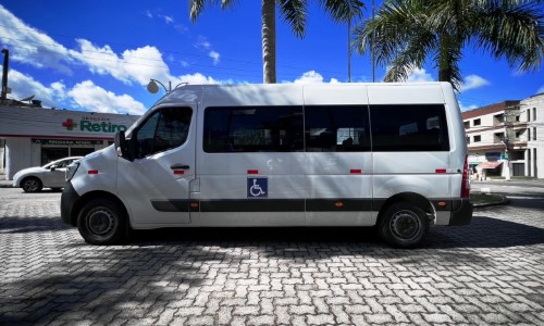 Prefeitura de Pinheiral adquire van adaptada para transportes de pacientes