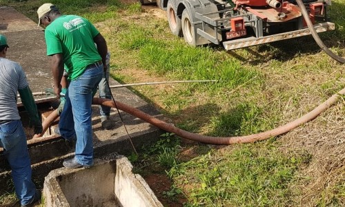  Prefeitura de Quatis limpa reservatório de esgoto na zona rural