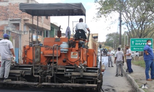  Obra de asfaltamento no bairro Três Poços entra em fase de conclusão em Volta Redonda