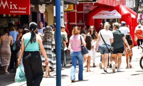 Sábado de Compras movimenta comércio de Resende na véspera do Dia das Mães