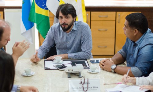 Prefeito Samuca Silva recebe representantes do Voltaço